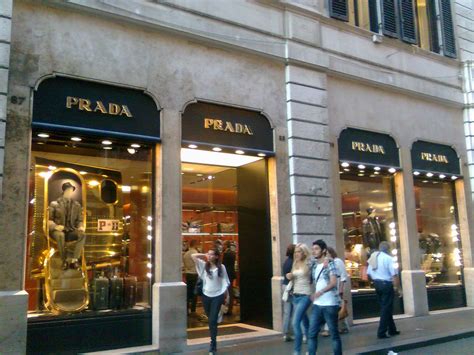 prada roma via condotti donna|Vetrine Prada Roma (Via Condotti) .